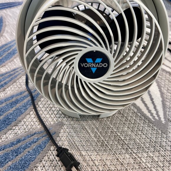 VORNADO 100899 Fan Compact Air Circulator White 3-Speed **USED** - Picture 4 of 5